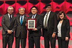 Dr. Roger S. Lo, center, received the first AACR Waun Ki Hong Award for Outstanding Achievement in Translational and Clinical Cancer Research at the AACR Annual Meeting 2017. Dr. Hong is second from left. Also in the photo is Dr. José Baselga,  AACR President 2015-2016, far left; Dr. W.E. Bosarge, who received the  AACR Distinguished Public Service Award, and Dr. Margaret Foti,  AACR Chief Executive Officer.  Photo © AACR/Todd Buchanan 2017